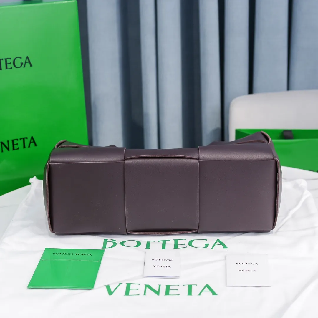 Batch 1860 BottegaVeneta# 🧷Early autumn SLIP tote handbag, the oversized woven design really makes it a huge gap from ordinary tote bags🔗🔗The interior is matched with a leather system ⛓Daniel Lee leads the brand gene to continue to evolve with fresh inspiration🧬🧬 Showing the balance between luxury and reality👉Grape purple Size: 36*24*12【9892#】